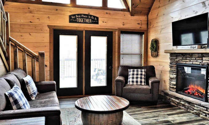Pigeon Forge Resort | Suite Retreat is a grand four-bedroom cabin located in Bear Cove Falls.
