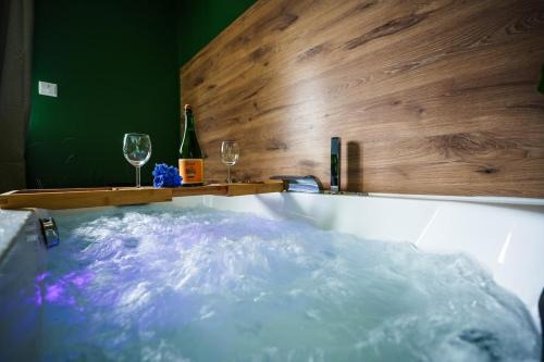 Plouay Apartment | Suite Romantique et Spa Privé - Balnéo, Billard, Vidéoprojecteur - Bretagne Sud