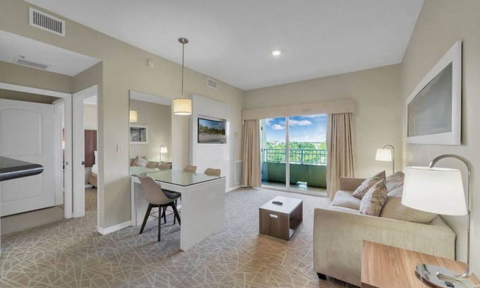 Florida Center Apartment | Suite · The Point Lux Suite, close to Universal