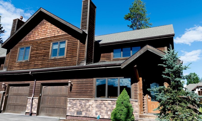 Whitefish House | Summer Escape or Winter Wonderland. Private Hottub, 1 mi from downtown Whitefish