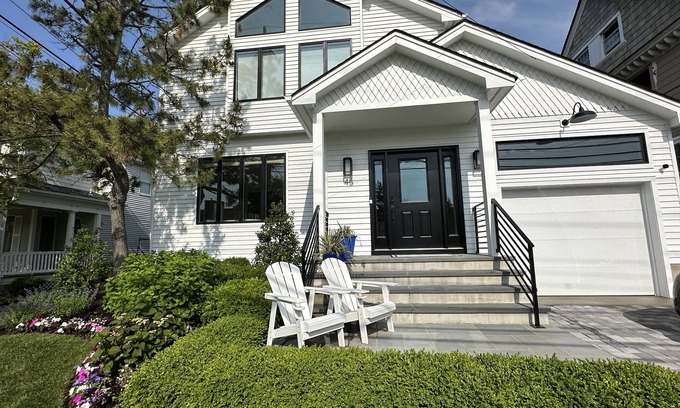 Monmouth Beach House | Summer rental - 3 min walk to beach