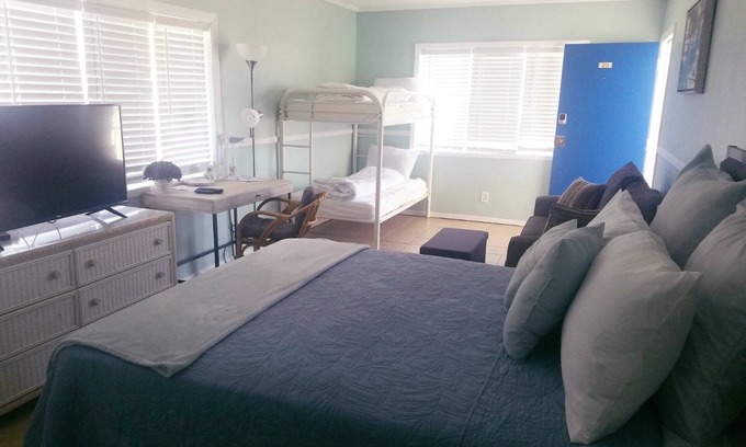 Wildwood Hotel | Summer studio -block from beach and everything/free ice cream and espresso drink