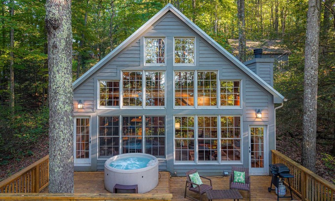 Mount Nebo House | Summersville Lake 2-bedroom house w/hot tub, 20 min New River Gorge Nat'l Park