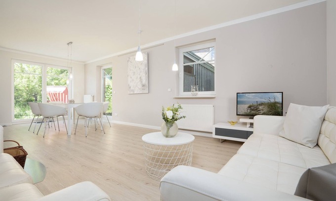 Fissau House | Summertime vacation home with terrace and beach chair in Eutin-Fissau