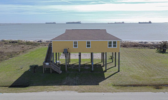 Galveston House | Sun and Moon - This cute and affordable beachfront home is close to the Ferry.