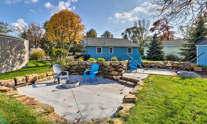 Holland Cottage | Sun-Dappled Holland Retreat - Walk to Water Access