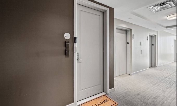 Downtown Dallas Apartment | Sun-Drenched Skyline Suite w Gym, Rooftop Pool