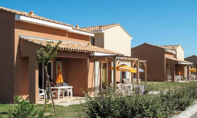 Saint-Saturnin-les-Avignon Apartment | Sun Hols les Rives du Lac by Interhome