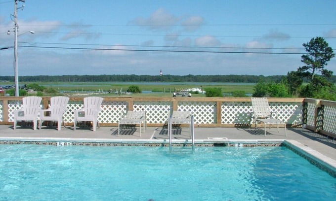 Chincoteague House | Sun n' Fun - Shared POOL & BOAT DOCK!