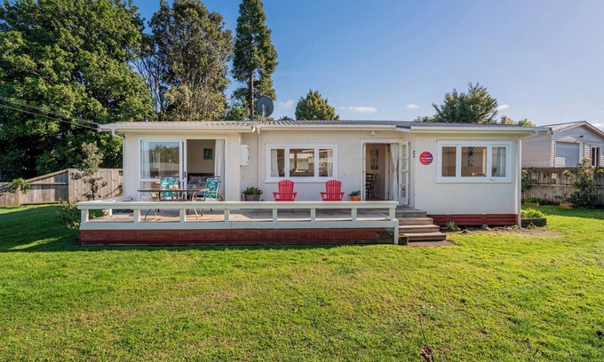 Whitianga Cottage | Sunbathe Bach - Whitianga Holiday Home