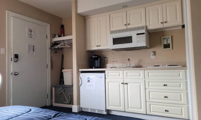 North End Apartment | Sunbeach Condo 900 Wesley Avenue Unit 109