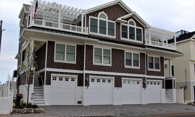 Beach Haven Condo | Sunday to Sunday. Elevator, Beach Badges. Roof top deck. WIFI. Bay side 4.