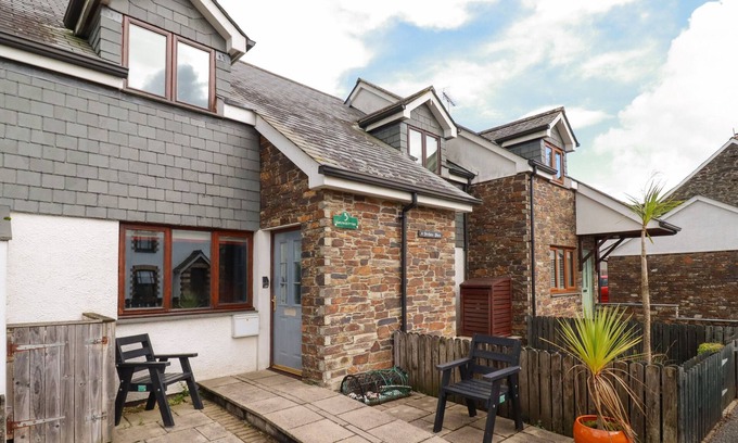 St Issey Cottage | SUNFLOWER COTTAGE, family friendly, with a garden in St Issey