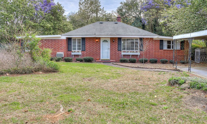 Augusta Cottage | Sunflower Guest House - pet friendly/fenced patio & covered parking