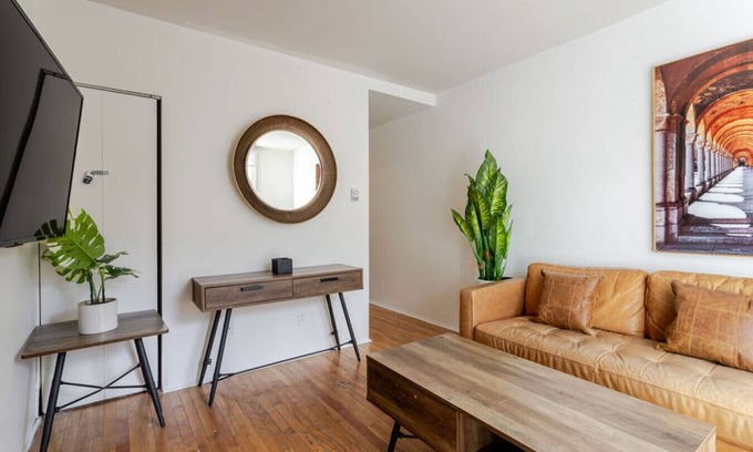 Plateau Mont Royal Apartment | Sunlit 2BR in Plateau Mont-Royal | Downtown