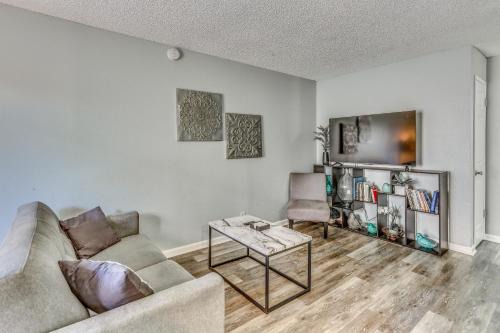 Raisin Apartment | Sunlit Fresno Apartment 4 Mi to Old Town Clovis!