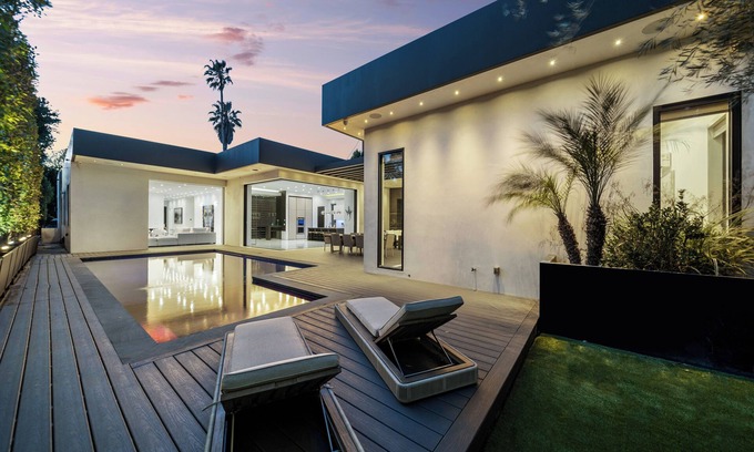 Sherman Oaks Villa | Sunlit Luxury Villa-Indoor/Outdoor Elegance