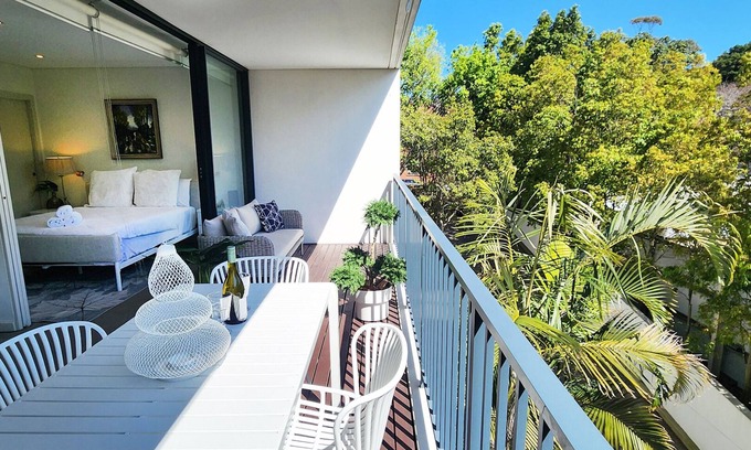 Randwick Apartment | Sunlit & Peaceful Contemporary Apartment