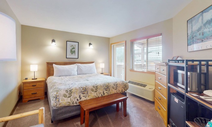 Downtown Leavenworth Apartment | Sunny condo w/a balcony, shared pools, hot tub, game room - near downtown