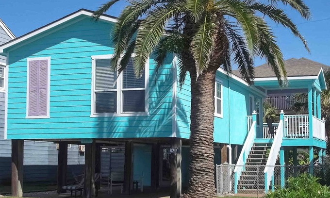 Galveston House | Sunny, dog-friendly retreat with furnished deck - walk to the beach