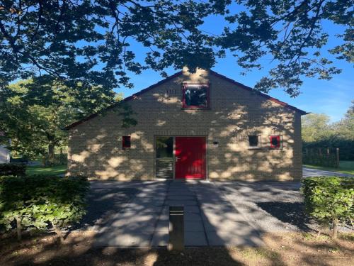 Ewijk House | Sunny Family Bungalow by the Lake