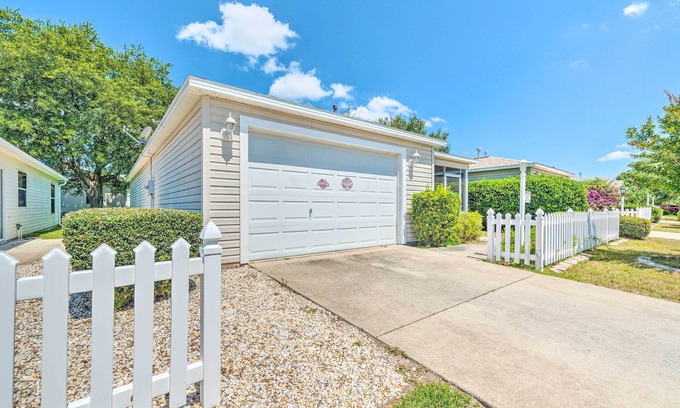 Chatham Cottage | Sunny Home in The Villages w/Lanai & Pool Access!