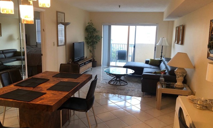 Sunny Isles Beach Condo | Sunny Isles condo w/pool, parking, — 1 1/2 blocks to the beach