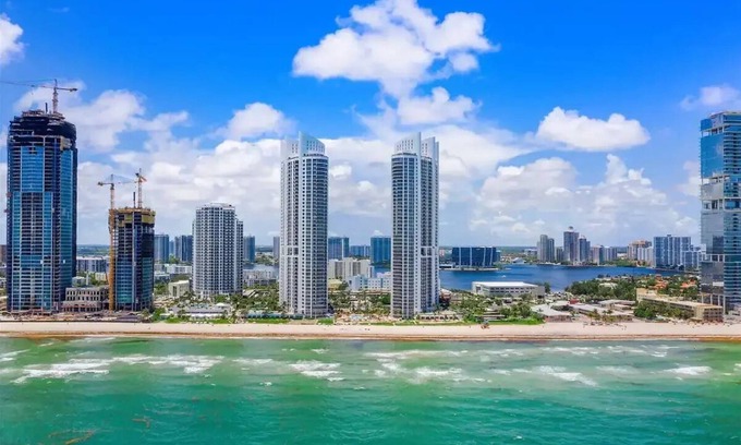 Sunny Isles Beach House | SUNNY ISLES MIAMI - Beach Front Resort