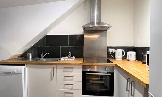 Catford Apartment | Sunny loft apt in London, a perfect base for tourists. Homely with amenities.