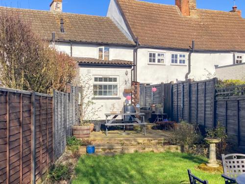 Acton House | Sunny Meadow Cottage