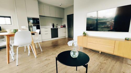 Newtown Apartment | Sunny modern 2br Apartment next to Hospital