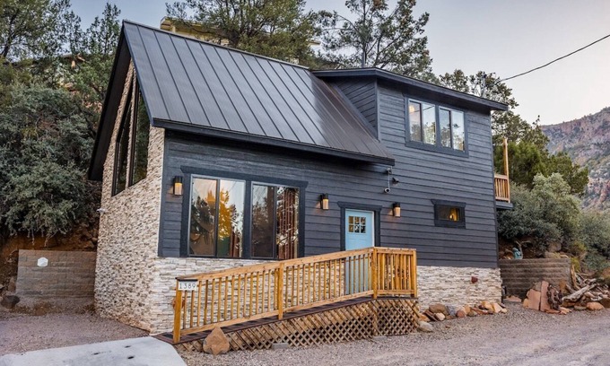 Sedona Cabin | Sunny Modern Cabin+Hiking+Fall Colors+Oak Creek Canyon+Holiday Availability