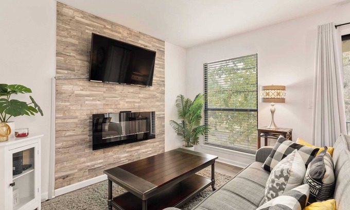 Table Rock Apartment | Sunny Pointe! Fireplace, Pool, Pickleball, Gym
