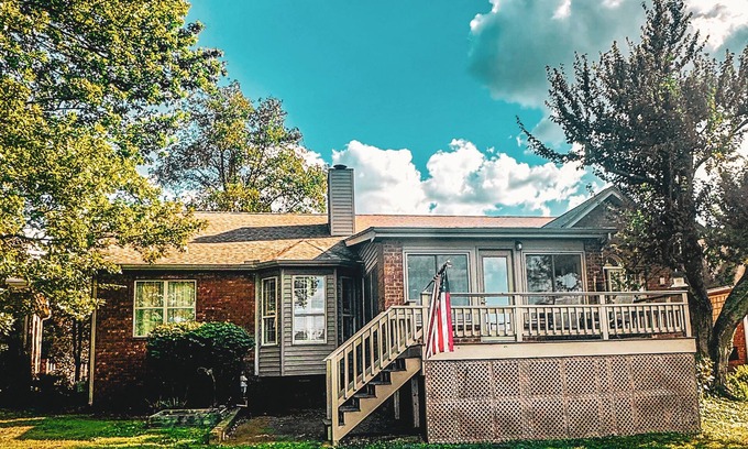Murfreesboro House | Sunny rental on the golf course in Murfreesboro just minutes from Interstate