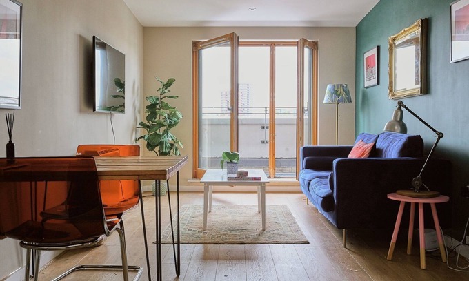 Haggerston Apartment | Sunny Shoreditch Oasis: Canal Views & Urban Charm