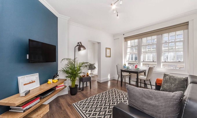 Soho Apartment | Sunny Soho Carnaby Home | Quiet street 20 sec to shops | Parking