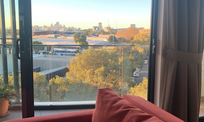 Rosebery Apartment | Sunny studio apartment with city views in Sydney. Peaceful and central.