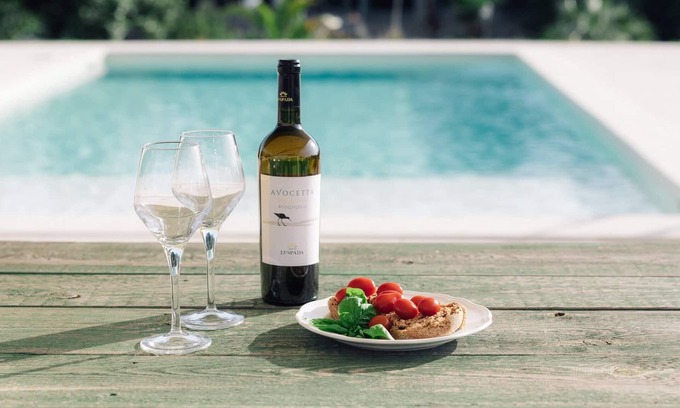 Parabita House | Sunny Villa by Vivimy