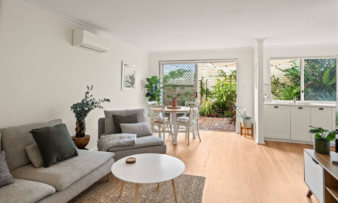 Beaconsfield Apartment | Sunny Villa - modern, courtyard, five mins to Freo
