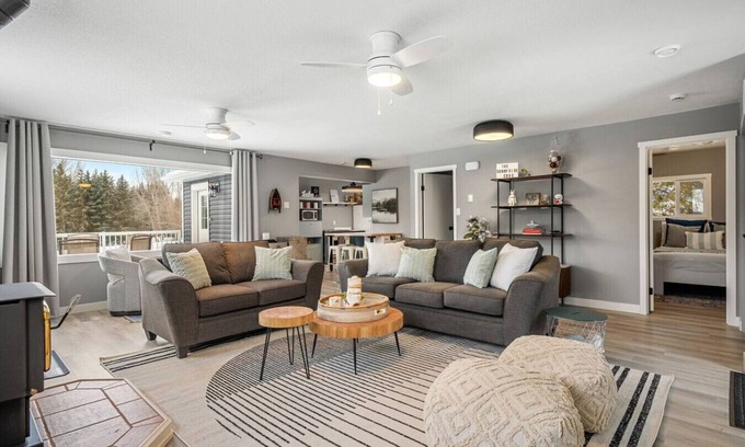 Parkland Beach Apartment | Sunnyside Cove | Lakeside | Fireplace | Fire Pit