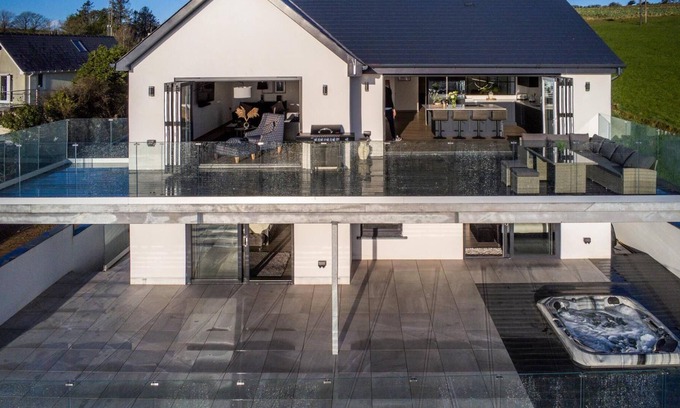 Pendine House | Sunrise - 5 Bedroom Luxurious Holiday Home - Pendine