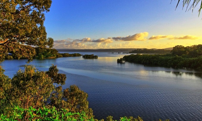 Brisbane Waterfront House | Sunrise @ Alawa - absolute waterfront holiday home