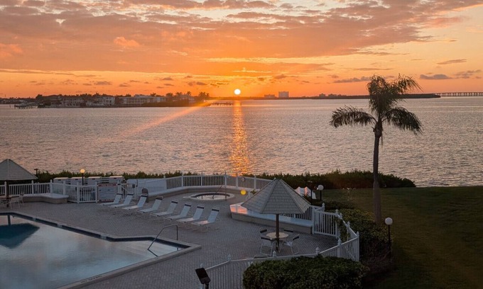 St. Petersburg Condo | Sunrise Bay Retreat W/Pool, Hot Tub & Rec Room