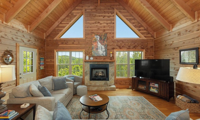 Hendersonville House | Sunrise Ridge Lodge in Historic Hendersonville