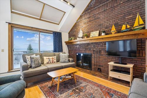 Central Vermont- Killington House | Sunrise Village East Glade B2 Cozy Ski-In Ski-Out 3-Bedroom Condo with Fireplace & Resort Amenities