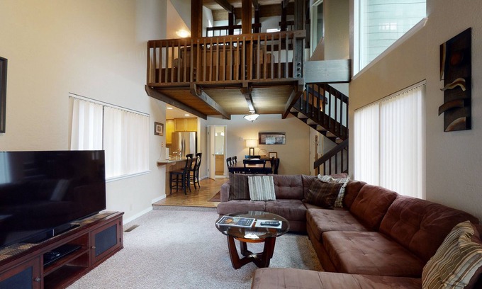 Tennis Village Condo | Sunriver Escape with Patio, A/C & Cozy Fireplace