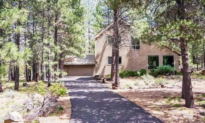 Sunriver House | Sunriver Retreat: Sleeps 8 – Bright Family Home Near Trails & SHARC, 8 Passes!