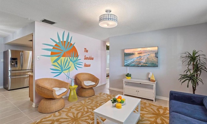 South Bradenton House | Sunsational lounge area-Insta ready-Steamy hot tub