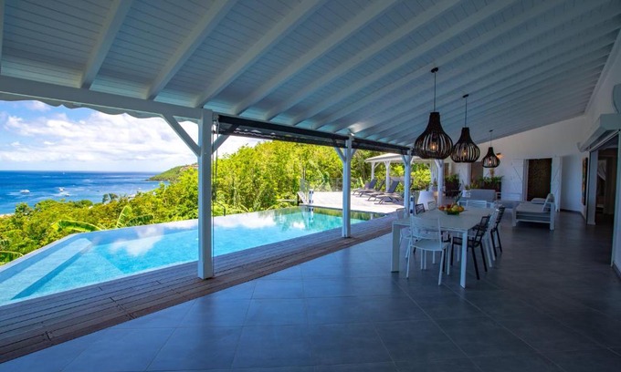Malendure Villa | Sunset Bay - Luxueuse villa et sa magnifique vue les Ilets Pigeon