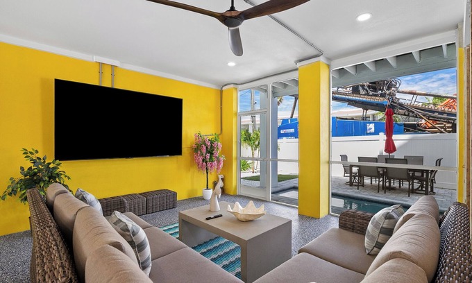Bradenton Beach House | Sunset Beach House – Sleeps 18, Walk to Beach